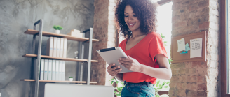 Femme avec sa tablette